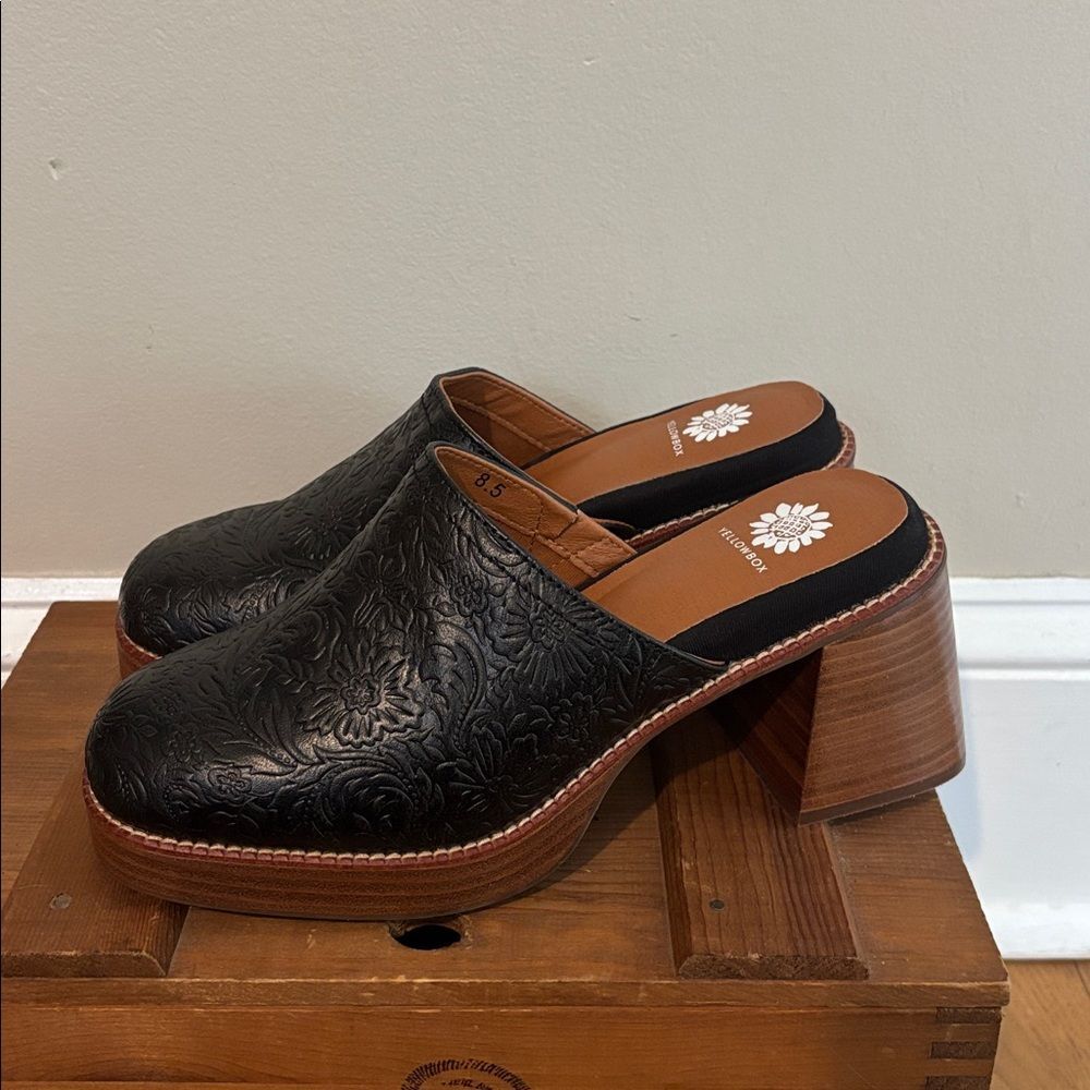 Yellow Box Women's Ivaria Slip-On Block Heel Platform Clog Black size 8.5